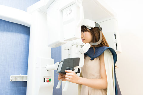 東京 目白マリア歯科でレントゲン撮影する女性