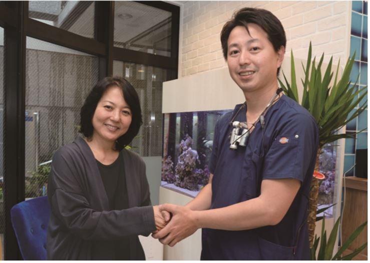 目白マリア歯科宮澤院長と杉田かおるさんが目白マリア歯科で握手している画像